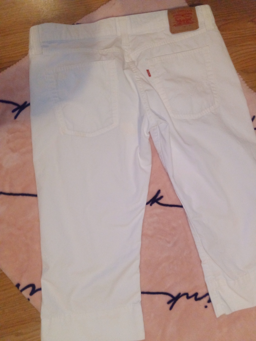 Levi's White Cropped Jeans with Back Pockets